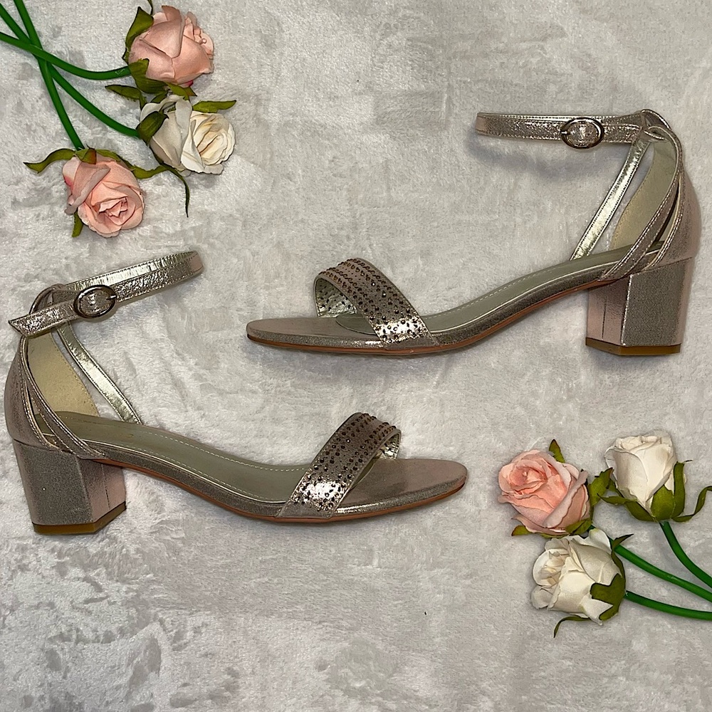 NWOT Dream Pairs Golden Low Chunky Heel Sandals